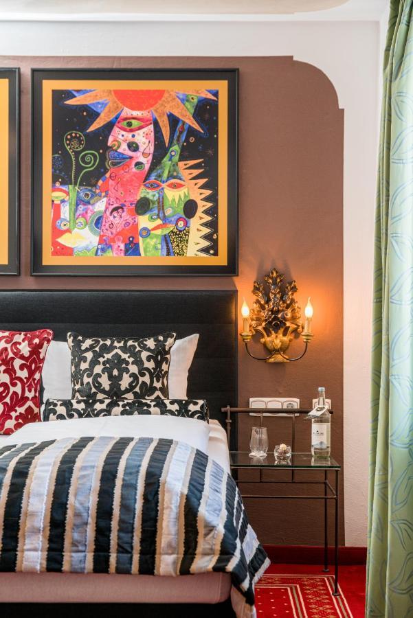 Zimmer mit Kingsize-Bett und Balkon